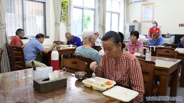 老人正在长者食堂里用餐。人民网记者 